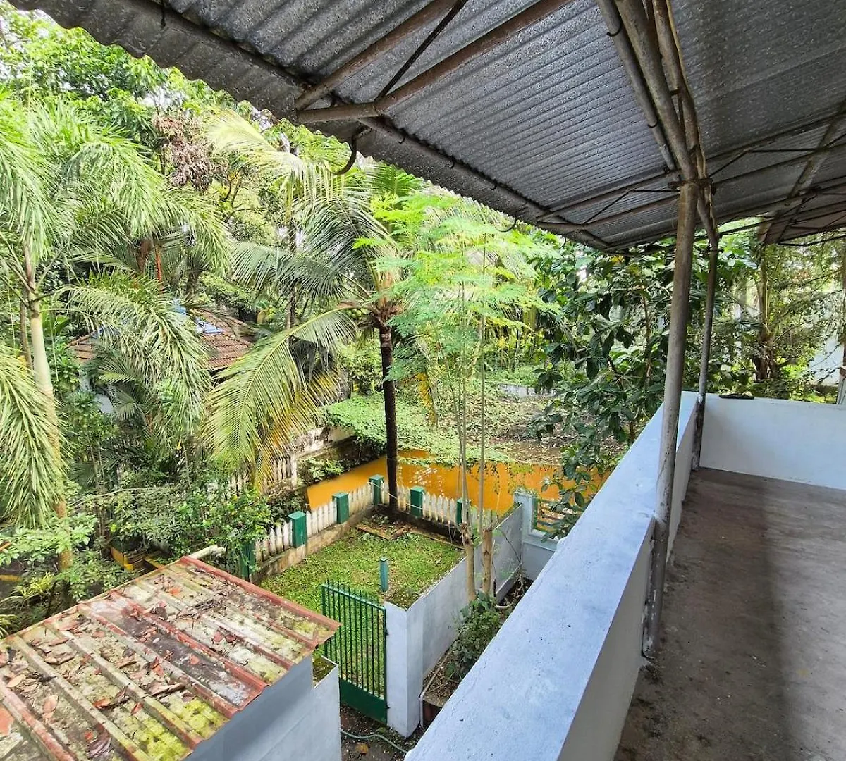 Spacious Green Villa In Vytilla Kochi